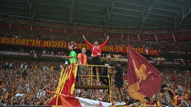 Galatasaray, yeni transferi Faslı futbolcu Hakim Ziyech'i taraftarla buluşturdu.