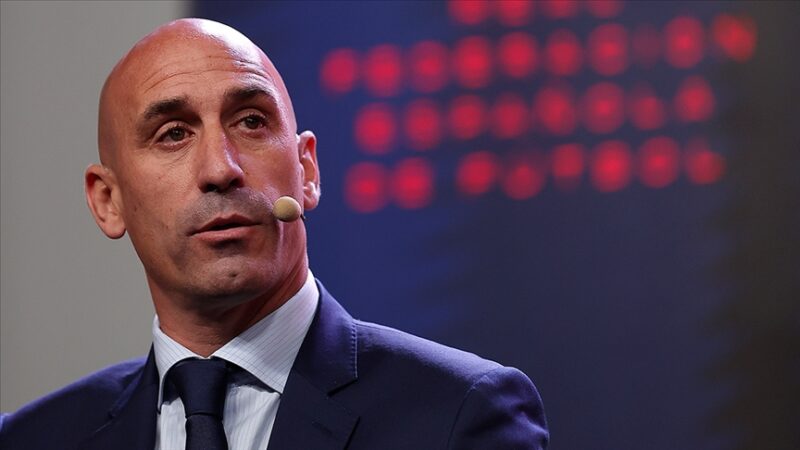 İspanyol futbolunda, istifa etmeyen Futbol Federasyonu Başkanı Rubiales'e tepkiler sürüyor.
