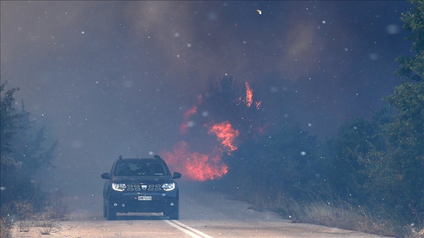 Yunanistan’da devam eden yangın Türk köylerine sıçradı