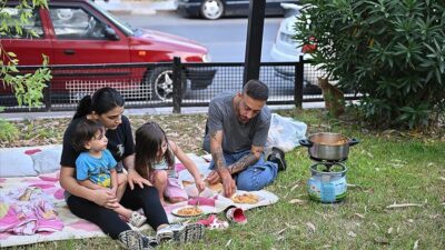 Ev sahibi kirayı 5 katına çıkardı… 10 gündür parkta yaşıyorlar