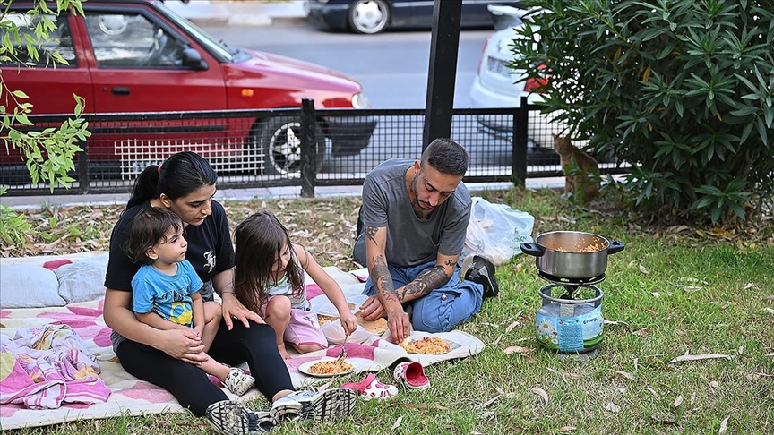 Ev sahibi kirayı 5 katına çıkardı… 10 gündür parkta yaşıyorlar