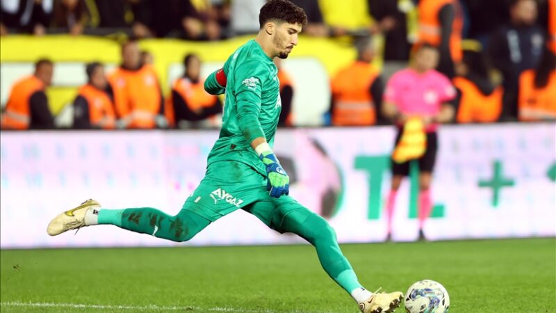 İngiliz devi Manchester United, Fenerbahçe forması giyen Altay Bayındır'ı kadrosuna