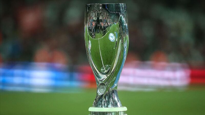2022-2023 sezonunun UEFA Şampiyonlar Ligi şampiyonu Manchester City ile UEFA