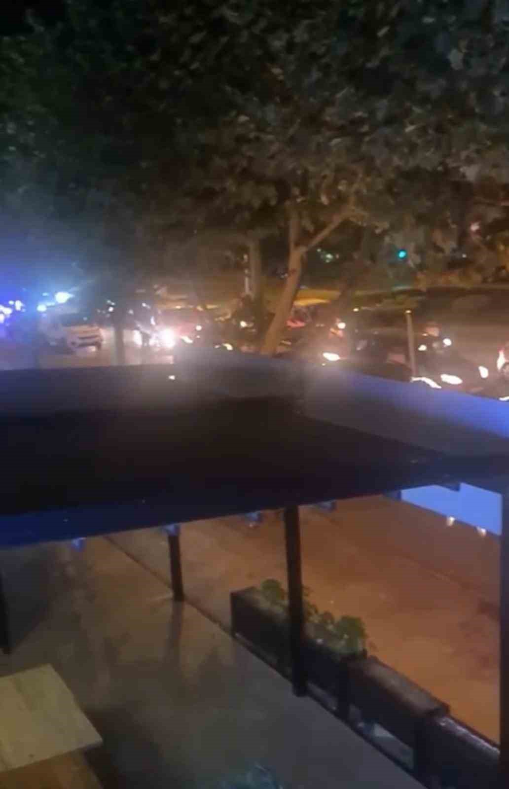 Bursa’da trafiği kesip halaya durdular, sireni görünce böyle kaçtılar