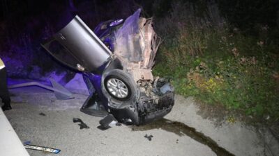 Beton bariyere çarpan otomobil ikiye bölündü