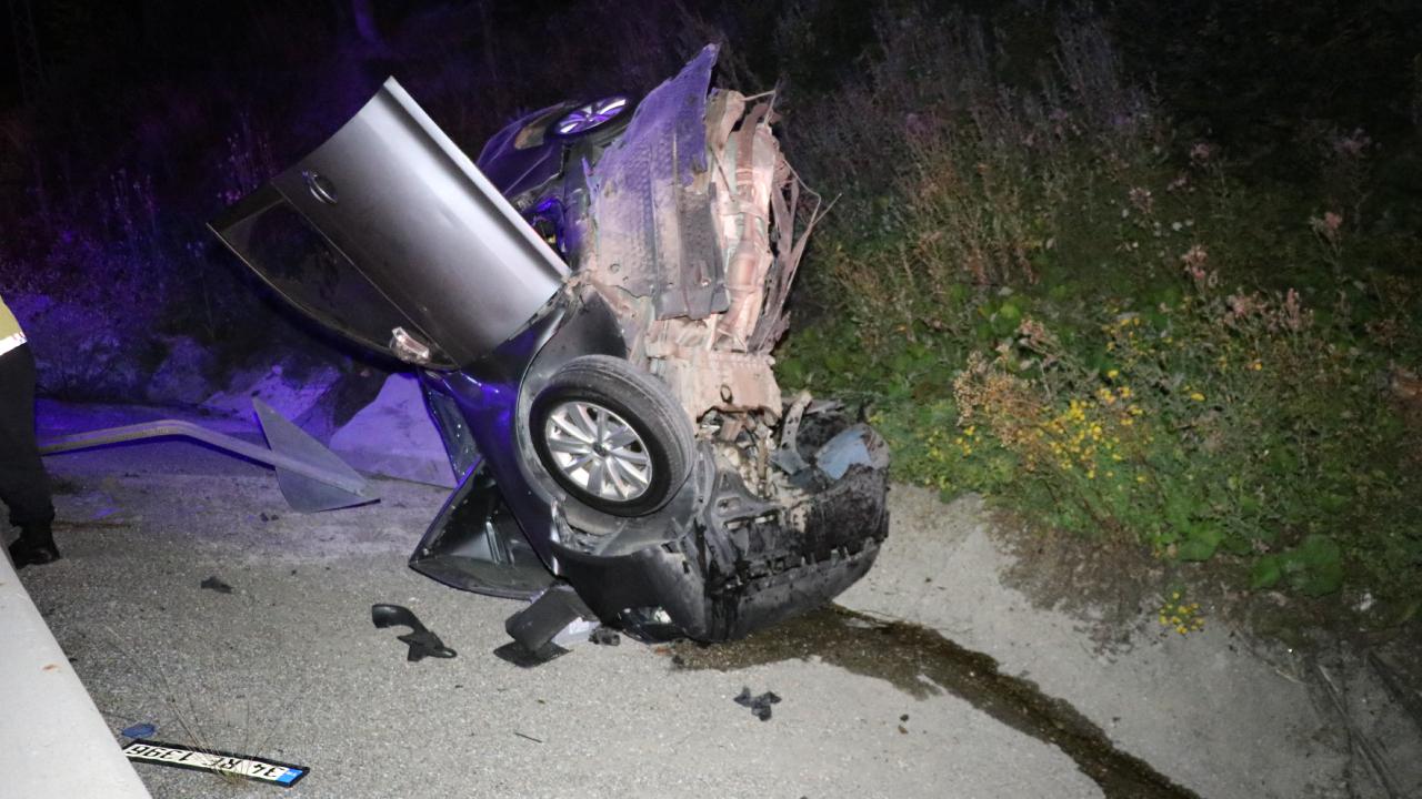 Beton bariyere çarpan otomobil ikiye bölündü