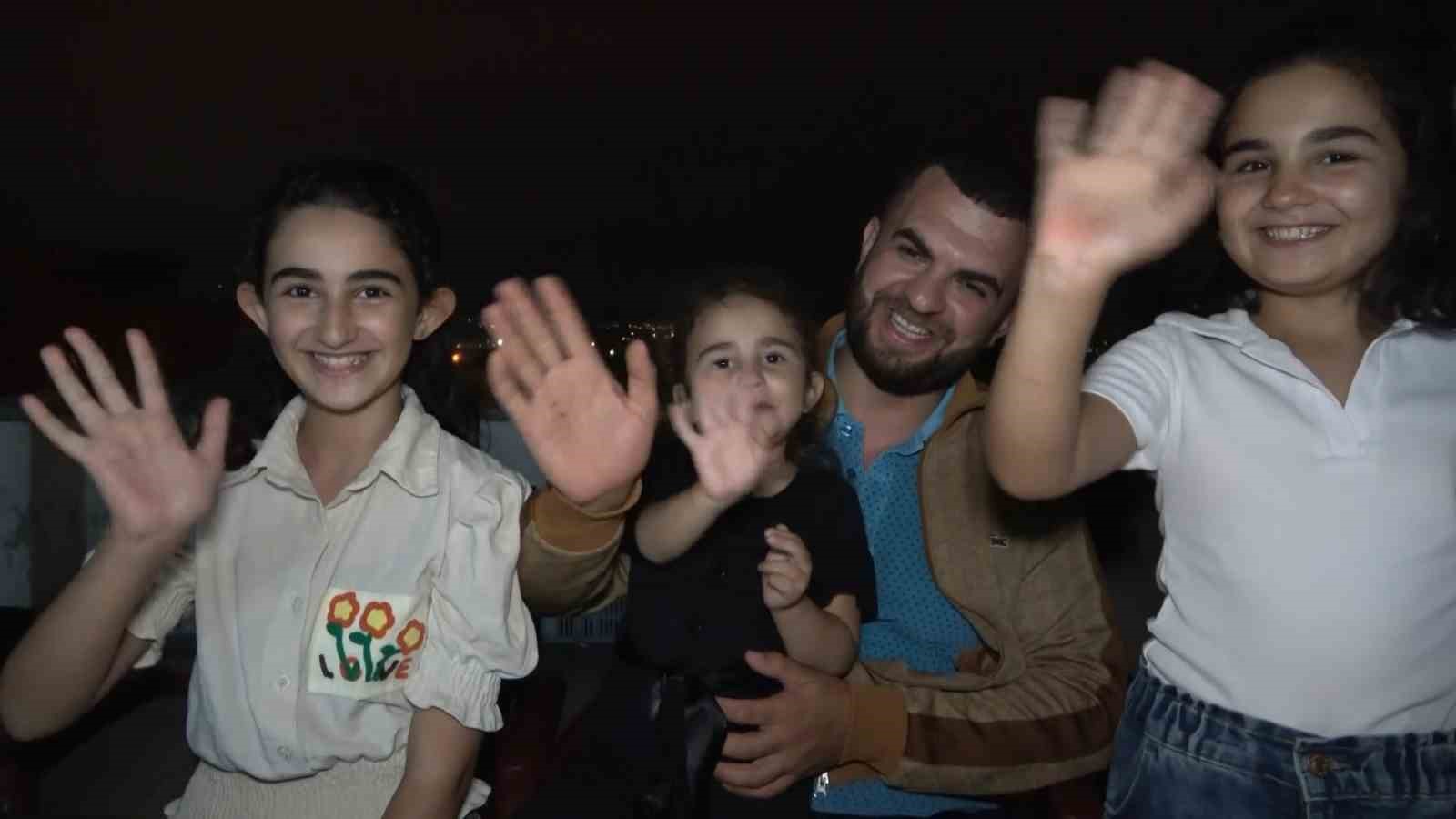 Uludağ’da maskot haline gelen ayı ailesi karpuzla beslendi