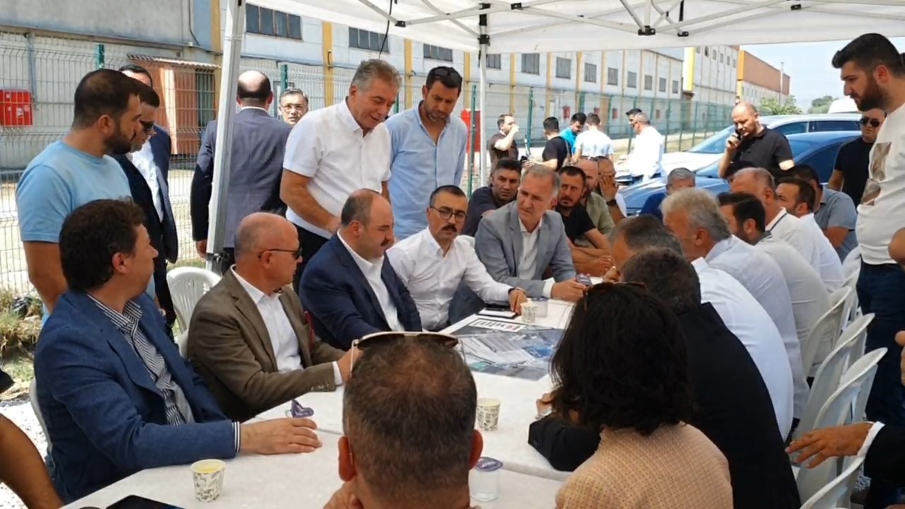 Varank, İnegöl OSB’deki yangından etkilenen esnafla bir araya geldi Varank, İnegöl OSB’deki yangından etkilenen esnafla bir araya geldi