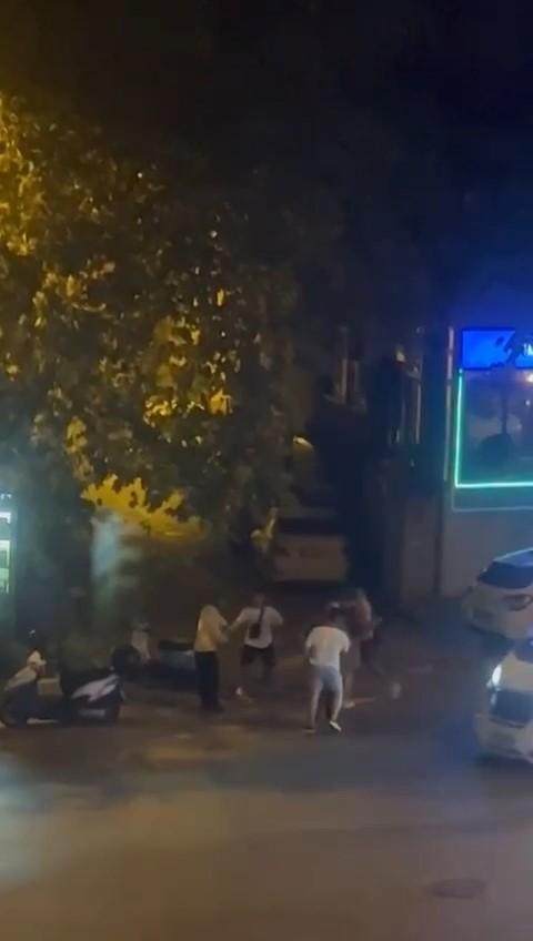 Bursa’da yan bakma kavgasında cadde boks ringine döndü