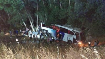 Yolcu otobüsü şarampole uçtu! Çok sayıda ölü ve yaralı var