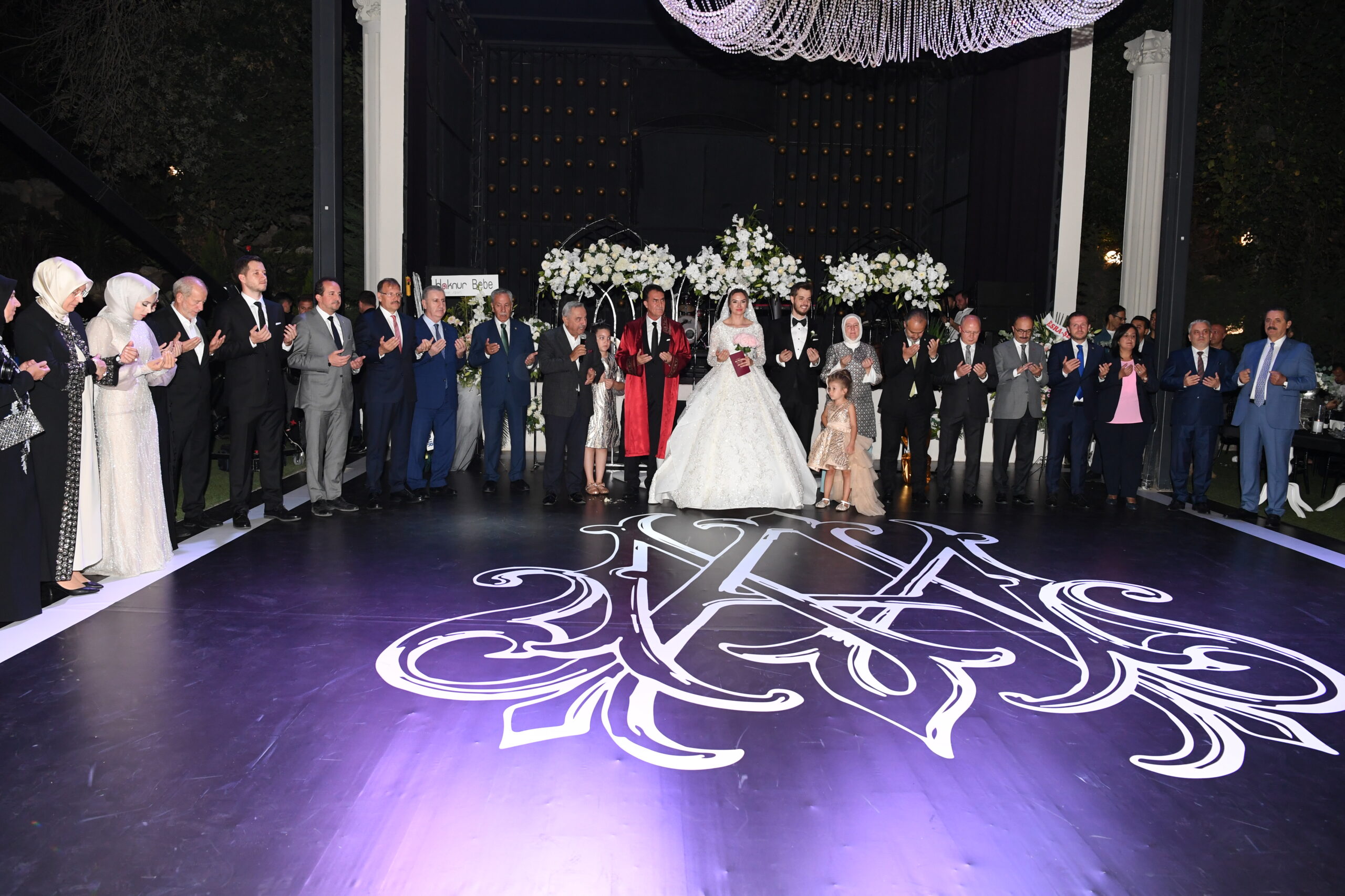 Bursa’da siyaset ve iş dünyasını buluşturan düğün! Mustafa Dündar’ın gurur günü…