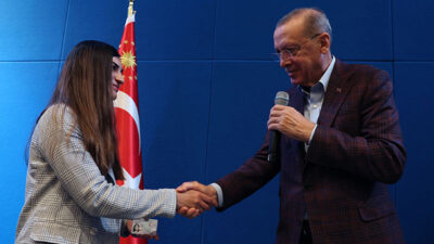 Yeni kimliklerini ABD’de Cumhurbaşkanı Erdoğan’ın elinden aldılar