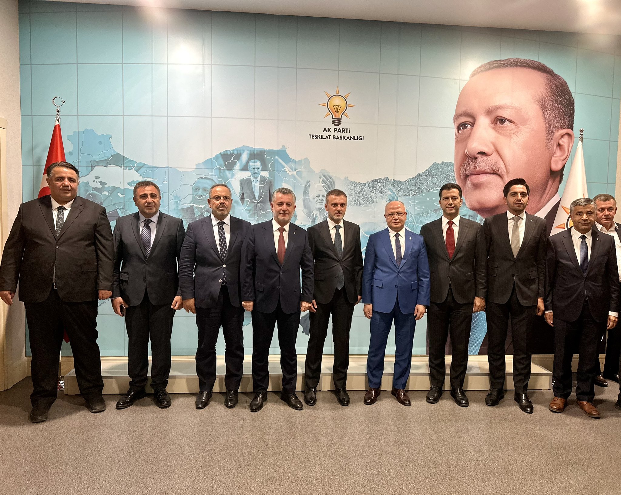 AK Parti'de ilk adaylar ne zaman açıklanacak? 2 1. YAZI İÇİN AK PARTİDE İSTİFA EDEN 5 İLÇE BAŞKANI YERİNE ATAMALAR YAPILDI ERKAN KANDEMİR DAVUT GÜRKAN İRFAN AKKAYA 1