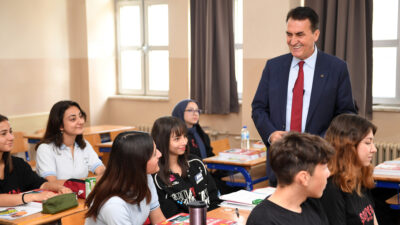 Başkan Dündar tecrübelerini öğrencilerle paylaştı