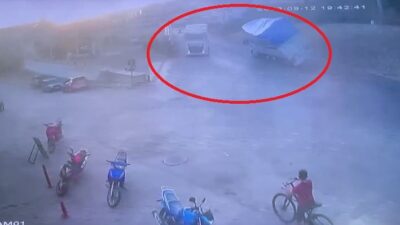 Bursa’da feci kaza! Virajı alamayan kamyon…