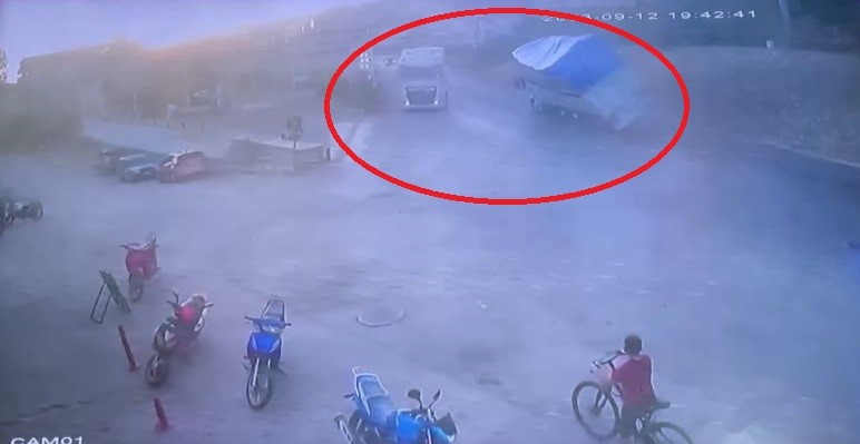 Bursa’da feci kaza! Virajı alamayan kamyon… Bursa’da feci kaza! Virajı alamayan kamyon…