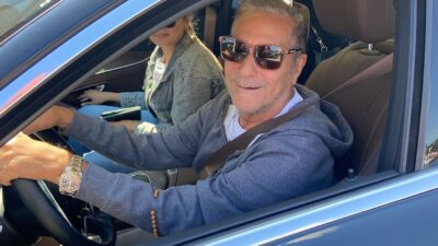 42 yaş küçük sevgilisini paylaştı!