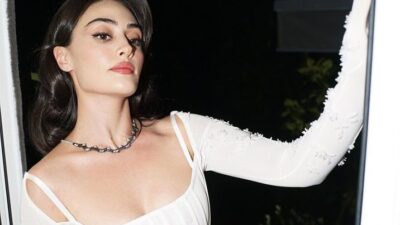 Minisiyle çömelerek poz verince…