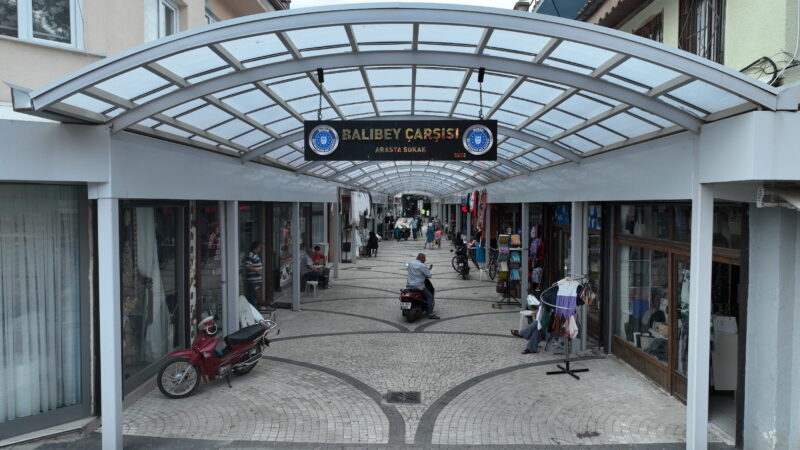 Bursa’daki tarihi çarşıya estetik çatı Bursa Büyükşehir Belediyesi, kent merkezindeki tarihi çarşılarda uygulanan estetik çatı