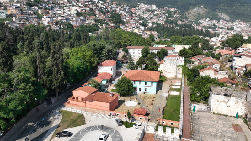 Büyükşehir Belediyesi’nin çalışmalarıyla tavan işlemeleri, ahşap oymaları, çevre düzenlemesi ve