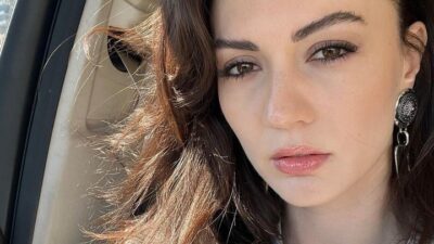 Mini elbisesiyle görenleri hayran bıraktı!