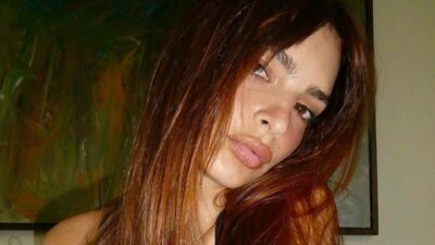 Şeffaf cüretkâr kıyafetini kontrol etmekte zorlandı…