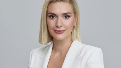 Beyaz bikinisiyle poz verdi!