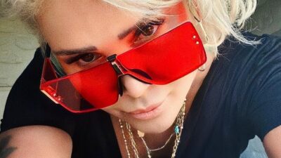 Yeni yaşına özel bikinili poz!