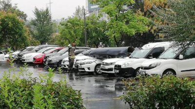 Savaş uçağının parçası otoparka düştü! MSB’den açıklama