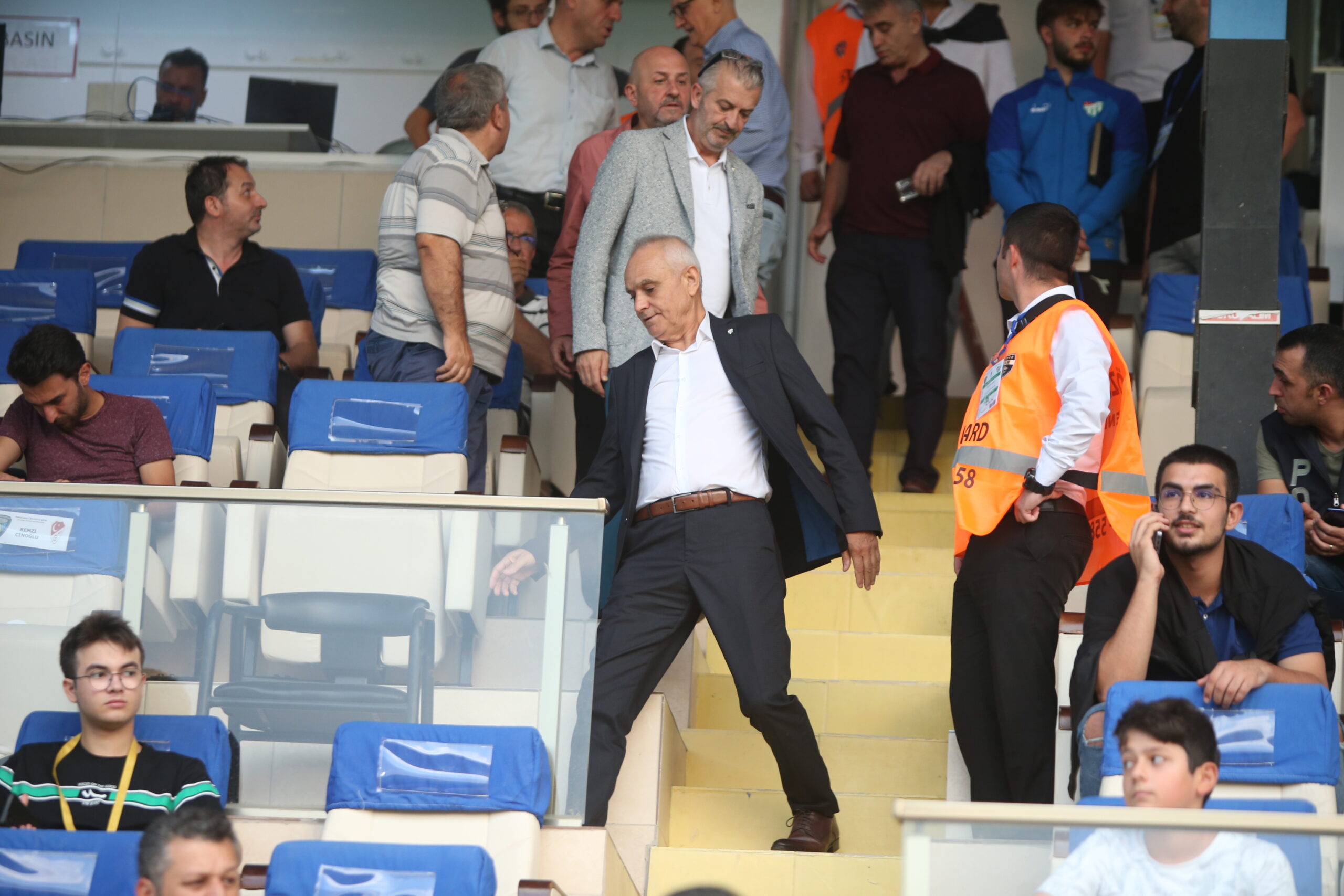 Bursaspor’da bunu da gördük! Başkan maçı terk etti! Bursaspor’da bunu da gördük! Başkan maçı terk etti!