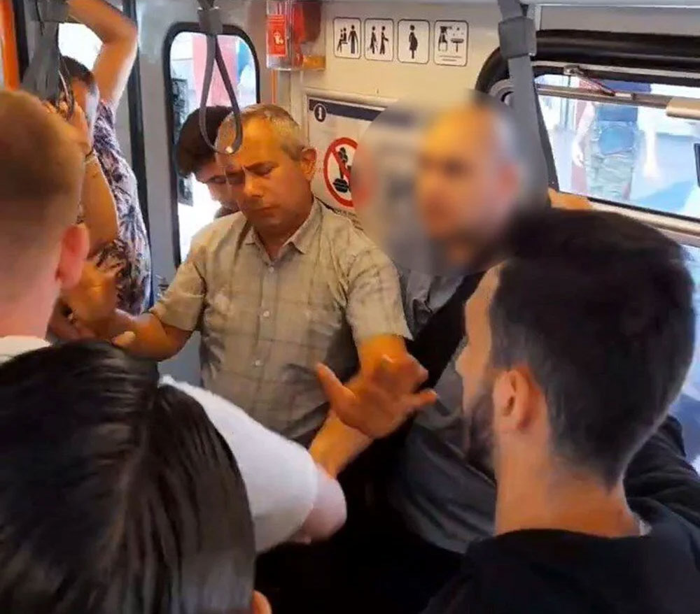 Metroda dayak! Kadınların fotoğrafını çekti iddiası