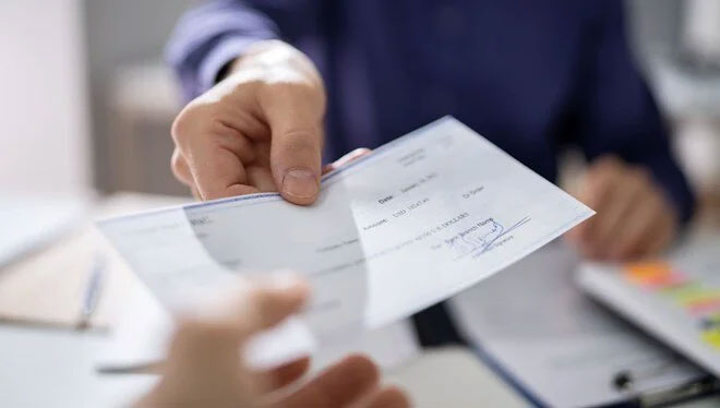 Cami tuvaletinde 7 milyon liralık çek buldu