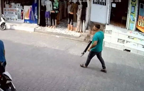 Sokak ortasında vahşet: O anlar kamerada! Haraç vermeyi reddedince… Esnafı av tüfeğiyle öldürdü