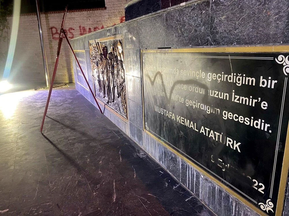 İzmir’de Atatürk Anıtı’na sprey boyalı saldırıya tutuklama
