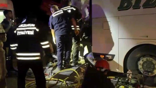 Yolcu otobüsü traktöre çarptı: 2 ölü, 18 yaralı Yolcu otobüsü traktöre çarptı: 2 ölü, 18 yaralı