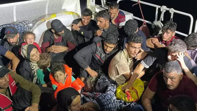 94 kaçak göçmen yelkenli teknede yakalandı