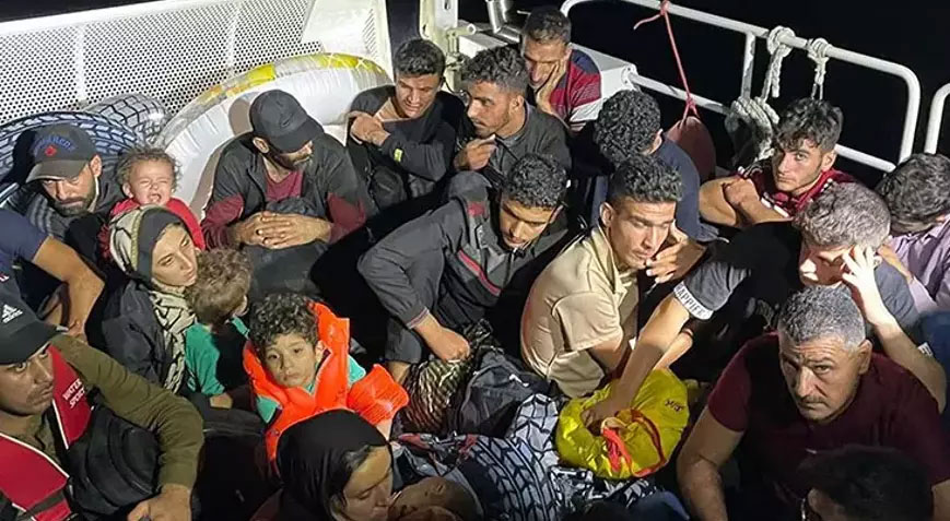 94 kaçak göçmen yelkenli teknede yakalandı 94 kaçak göçmen yelkenli teknede yakalandı