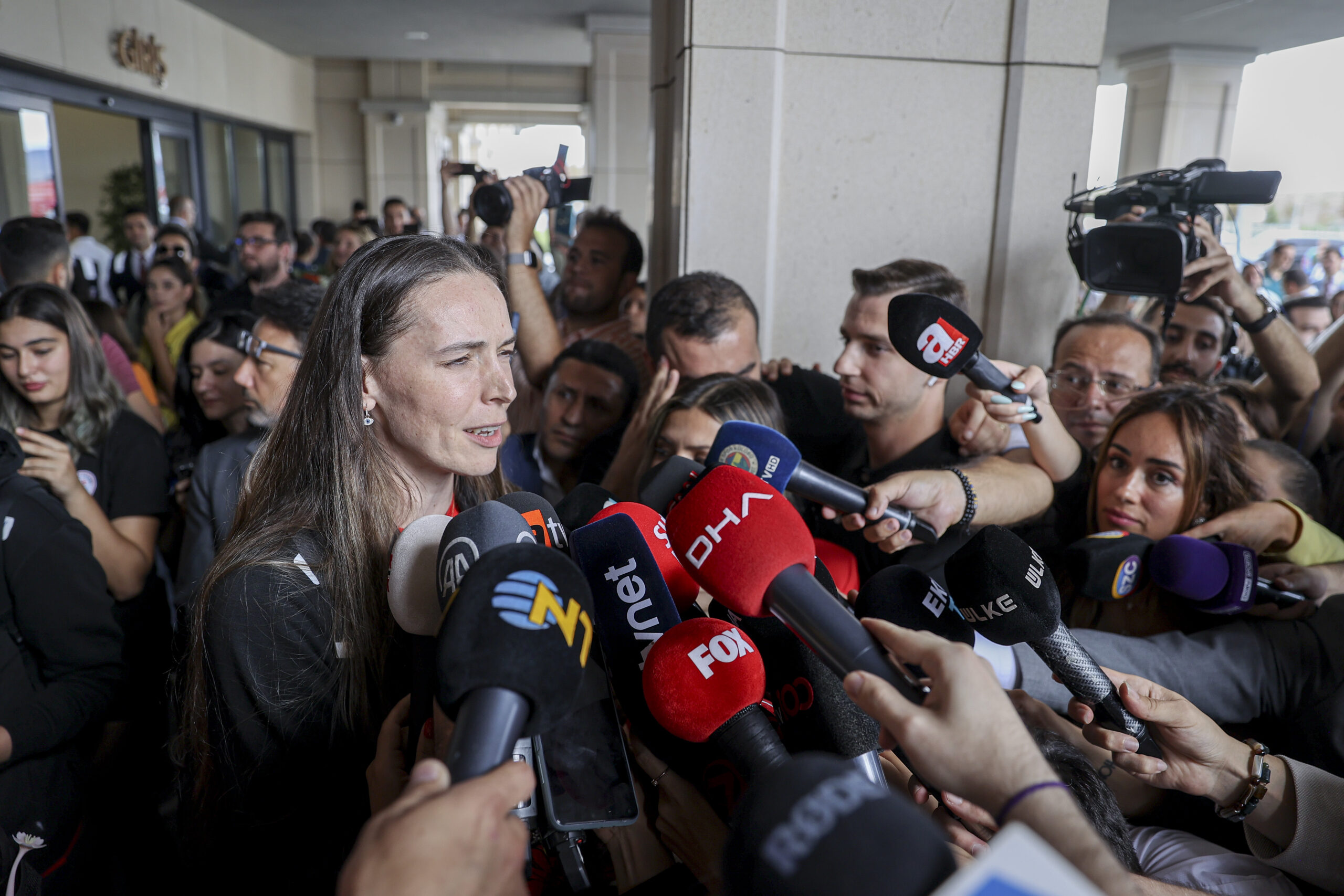 AA 20230904 32070440 32070438 AVRUPA SAMPIYONU A MILLI KADIN VOLEYBOL TAKIMI YURDA DONDU scaled