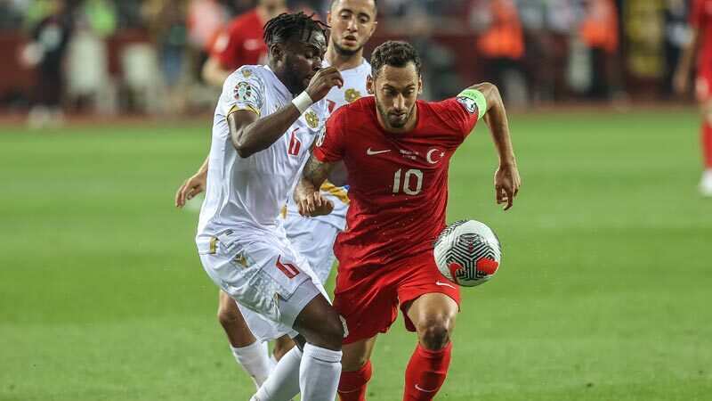 Hakan Çalhanoğlu: ‘Ermenistan’ı evde yenemiyorsan…’ A Milli Takımın kaptanı Hakan Çalhanoğlu Ermenistan maçının ardından konuştu.