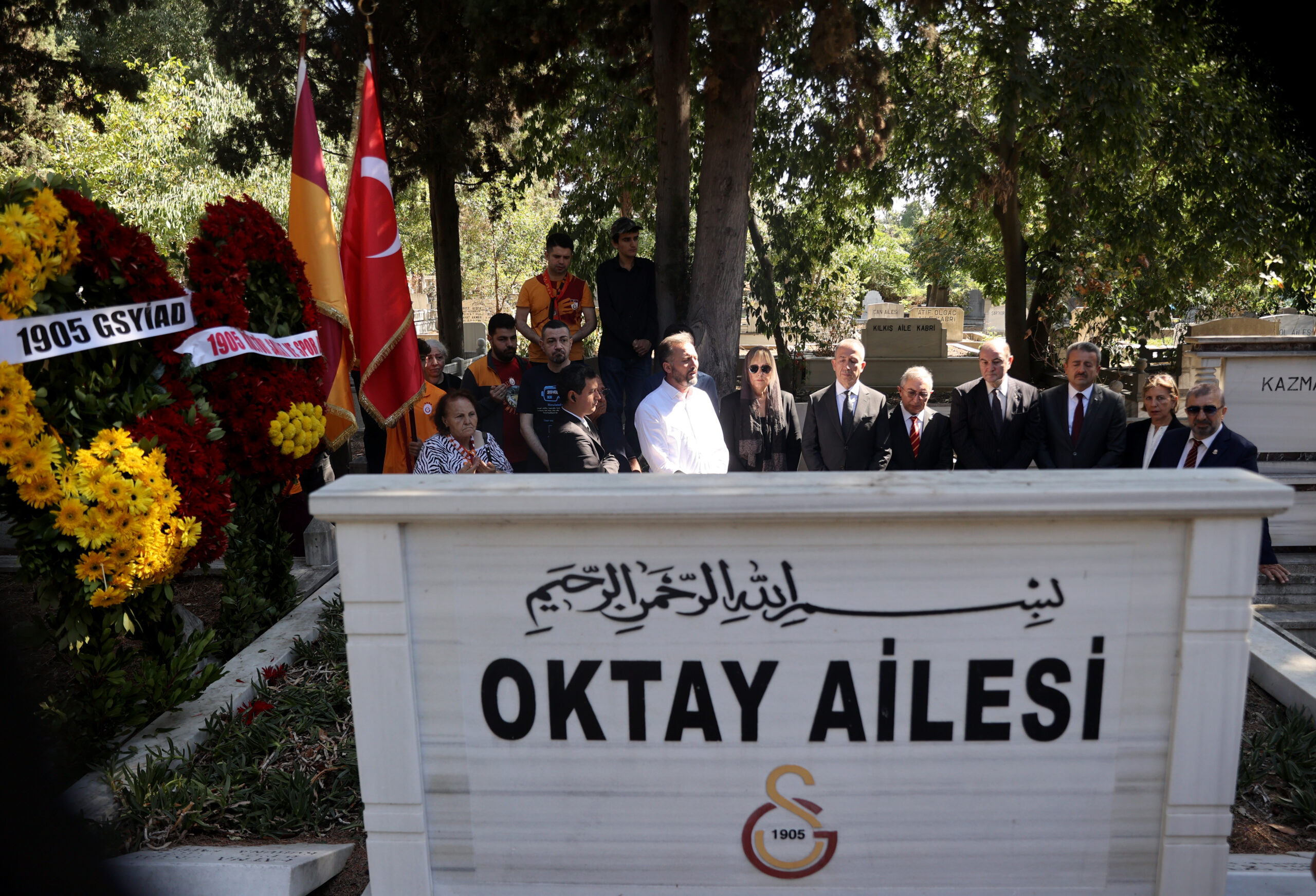 ‘Taçsız Kral’ Metin Oktay, kabri başında anıldı ‘Taçsız Kral’ Metin Oktay, kabri başında anıldı