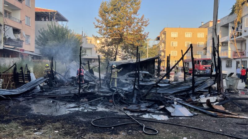 Bursa'nın Osmangazi ilçesinde çıkan yangında bir otomobil kullanılamaz hale geldi.