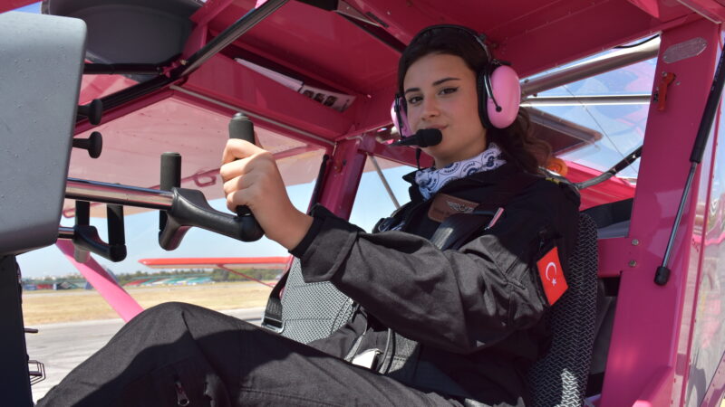 Ultralight pilot lisansı (UPL) alan 18 yaşındaki Nisa Naz Uzunoğlu,