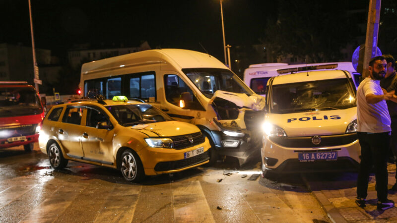 Bursa’da kaza: Çok sayıda yaralı Bursa'da polis aracı, servis minibüsü ve taksinin çarpışması sonucu 3'ü