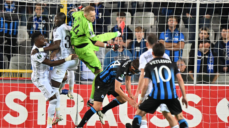 Beşiktaş’ta Mert Günok performansıyla güven veriyor Beşiktaş’ın 35 yaşındaki file bekçisi Mert Günok, Club Brugge deplasmanındaki