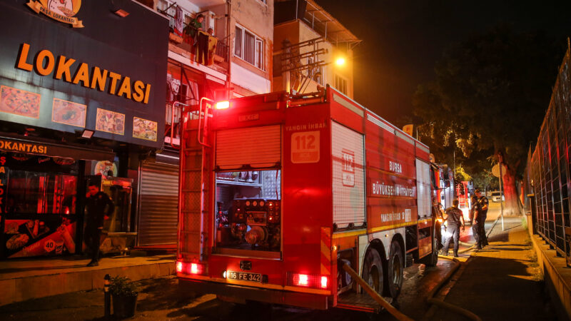 Bursa’da korkutan yangın Bursa'da çıkan yangında tek katlı 2 ev kullanılamaz hale geldi.