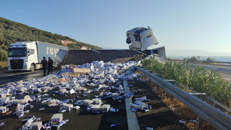 Bursa’da TIR devrildi! 25 ton enerji içeceği etrafa saçıldı Bursa'nın Orhangazi ilçesinde otoyolda devrilen ve kupası havaya kalkan TIR'ın