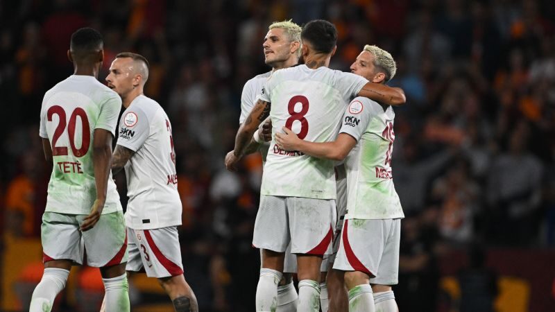 Atatürk Olimpiyat’ın zemini gündem oldu! Futbolcular yeşile döndü İstanbulspor ile Galatasaray'ı karşı karşıya getiren maçta Atatürk Olimpiyat Stadyumu'nun