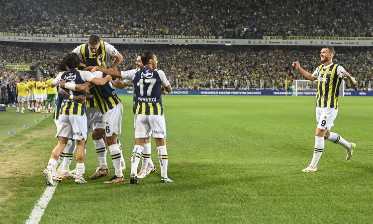 Fenerbahçe seriyi 13 maça çıkardı Trendyol Süper Lig 3. hafta erteleme maçında RAMS Başakşehir'i konuk