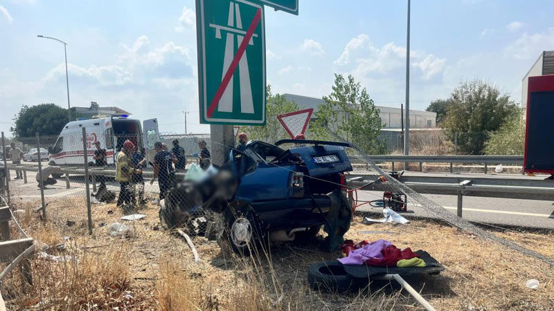 Bursa Karacabey’de direksiyon hakimiyetini kaybeden araç kaza yaptı. Sürücü olay