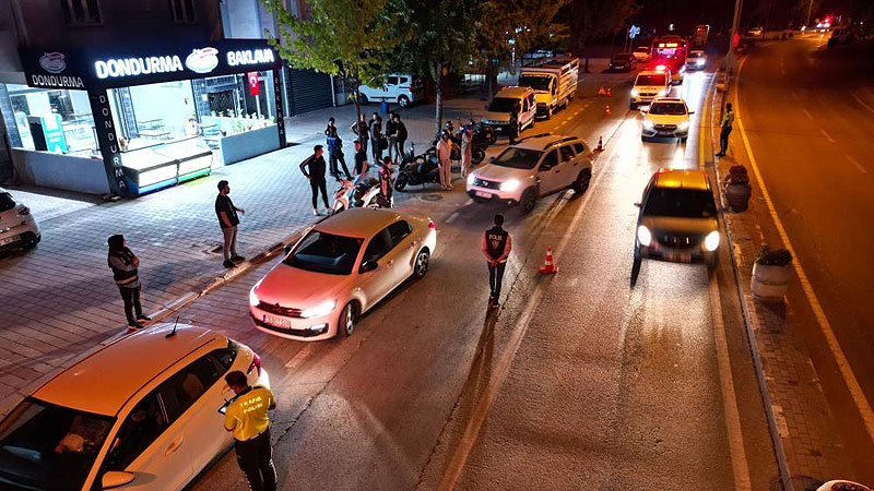 Bursa’da 500 personelle asayiş uygulaması! Her yer didik didik arandı Bursa’da 500 personelle asayiş uygulaması! Her yer didik didik arandı